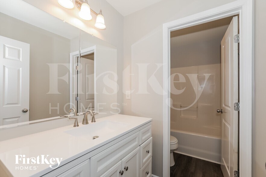 Building Photo - 2127 Mitford Ct