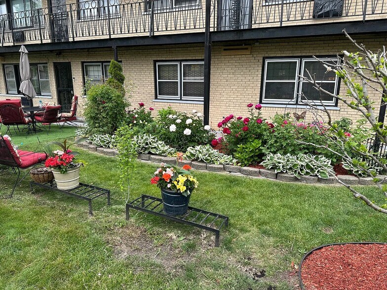 Building Photo - 7043 S East End Ave