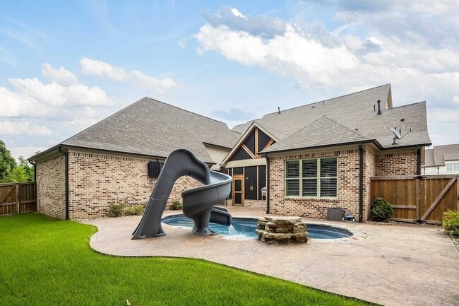 Building Photo - 1385 Belfair Dr