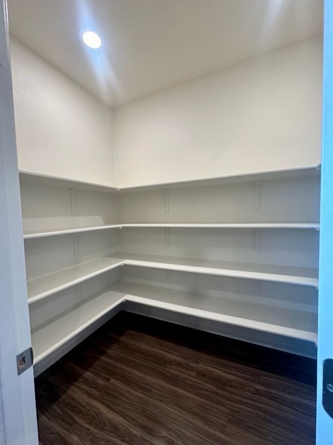 Building Photo - Lovley Blue 3 Bedroom Condo!