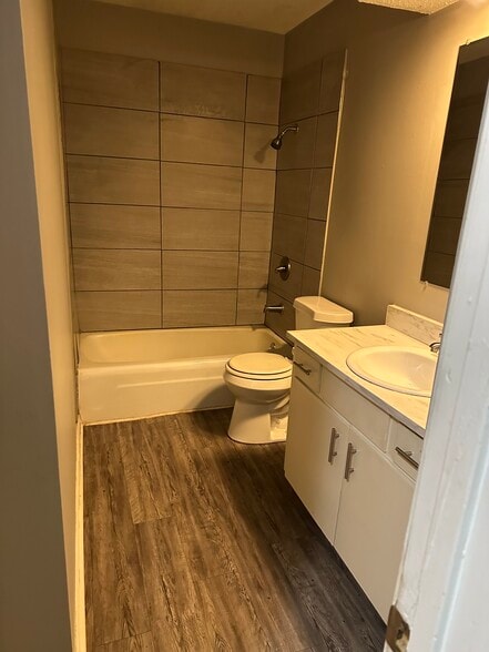 Building Photo - 118 N Chestnut St