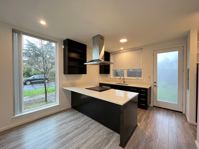 Building Photo - Beautiful 2Bed + 2.5Bath Modern Home Locat...