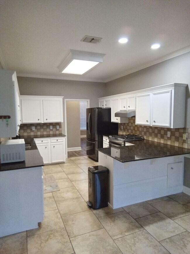 Building Photo - ****Woodlake South****MUST SEE**