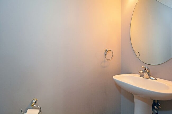 Building Photo - Beautiful 2-Bedroom 3-Bathroom Townhouse in Plymouth!