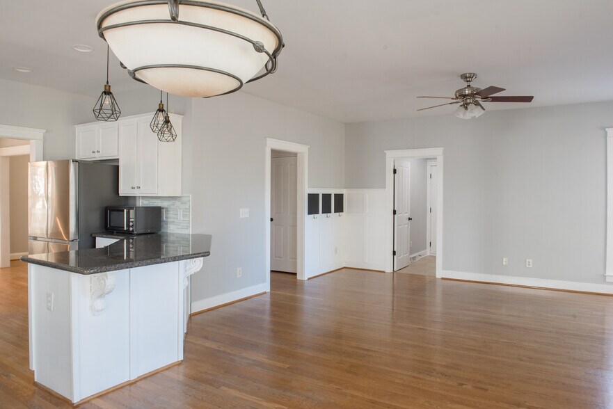 Building Photo - 16015 Kelly Park Cir