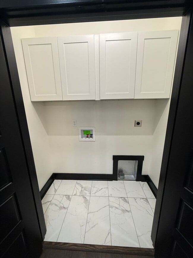 Building Photo - 2721 Cedrus Ave