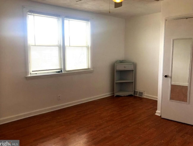 Building Photo - 3B1B Row House Northeast Philly available July 1st
