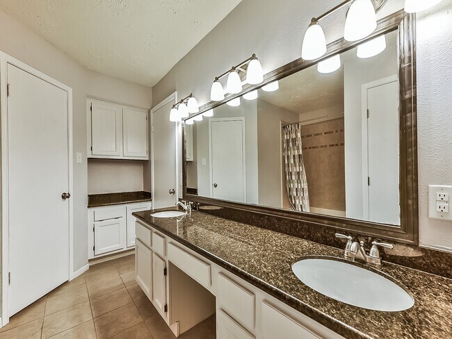 Building Photo - 21335 Park Mt Dr