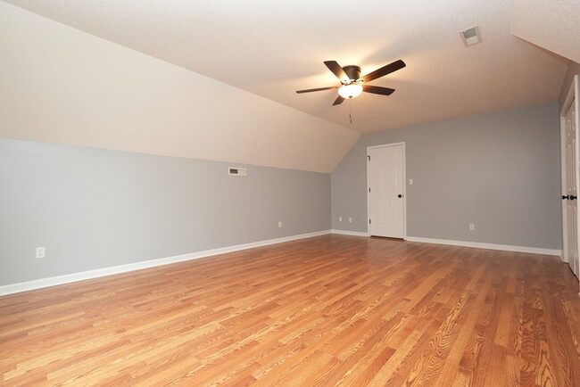 Building Photo - Charming 3-Bedroom, 2-Bathroom Home Perfec...