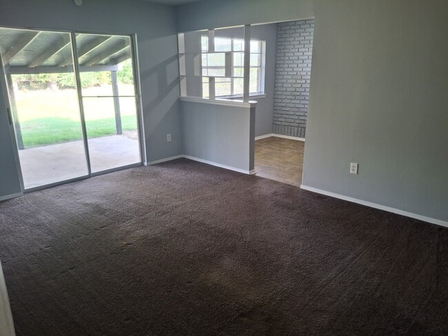Building Photo - 111 SE Coachman Dr