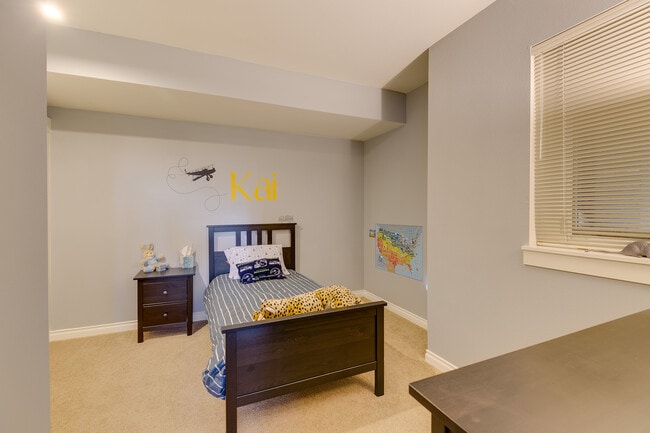 Building Photo - Beautiful open layout 2-level townhome!