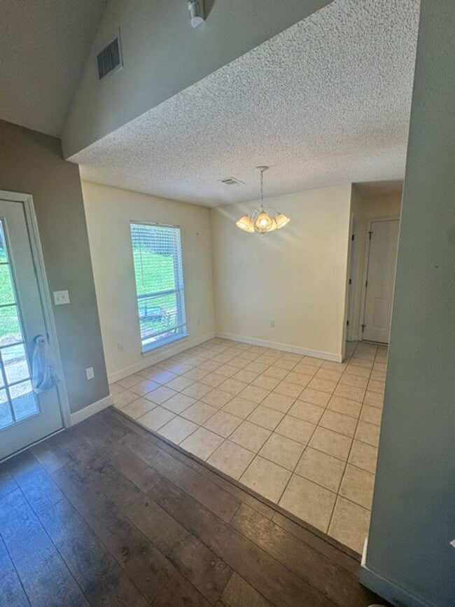 Building Photo - Spacious 4 Bedroom in South Crestview!