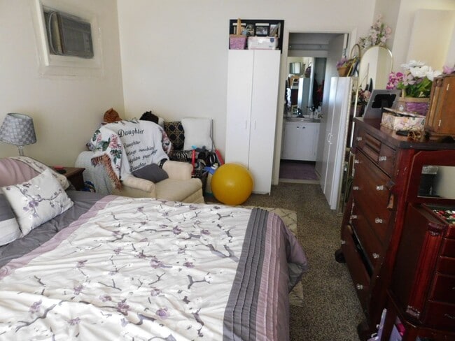 Building Photo - AVAILABLE NOW! Exceptional centrally located One bedroom Millcreek Apartment near LECOM One bedro...