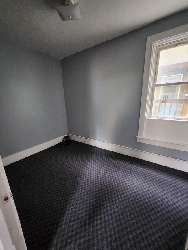 Building Photo - Lower 2 bedroom unit