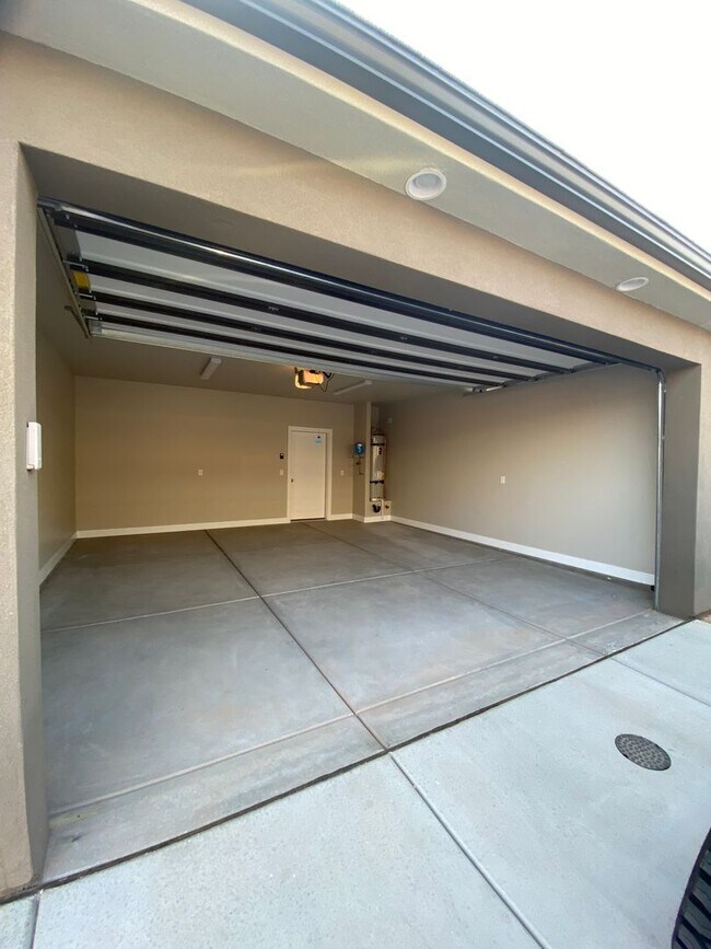 Building Photo - Beautiful like new 3 Bedroom, 2.5 Bathroom...