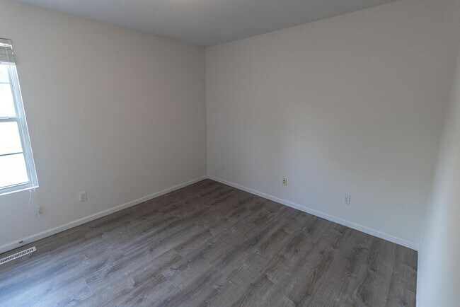 Building Photo - 3310 E St Charles Rd