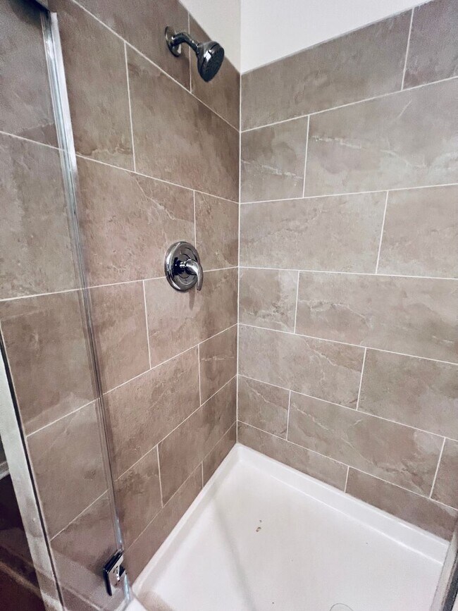 Building Photo - Beautiful remodeled 1 Bed one Bath in  Nor...