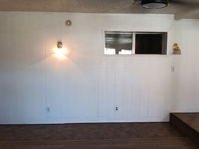 Building Photo - 3 Bedroom, 2 Bathroom Home! Schedule a Showing Soon!