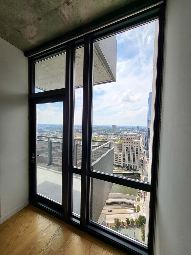 Building Photo - 235 W Van Buren St