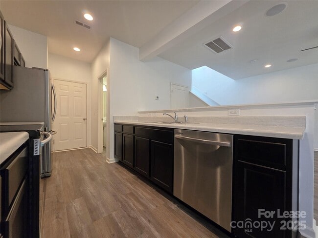 Building Photo - 150 Pin Oak Ct