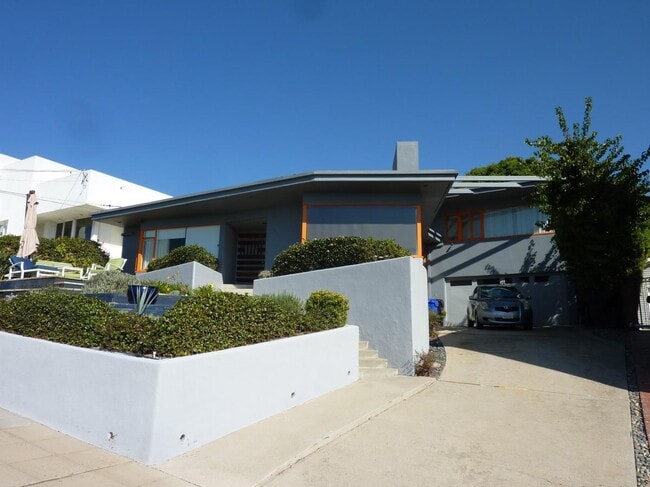 Primary Photo - Close to Downtown! Mid-Century Modern Home...