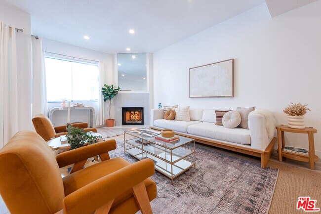 Building Photo - 839 Larrabee St