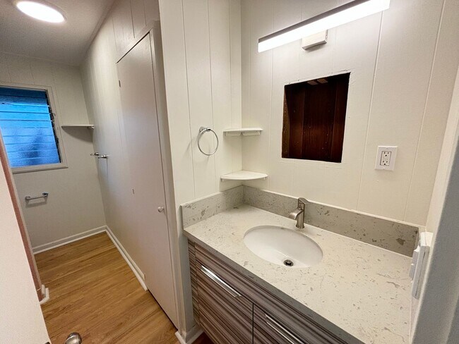 Building Photo - Newly Updated Gorgeous 3 Bed, 1.5 Bath Single Family House in Pearl City Available Now!