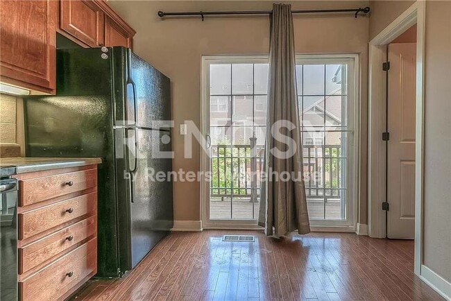 Building Photo - 3 Bedroom / 3.5 Bath Townhouse Near KU MED -  Available in August
