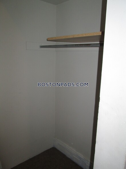 Building Photo - 143 Park Dr
