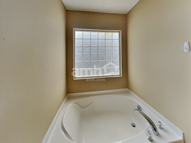 Building Photo - 1023 Yellow Bee Rd
