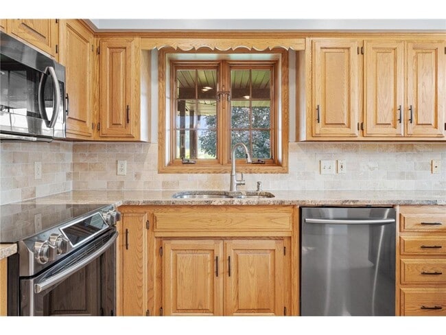 Building Photo - 1008 3rd St NE