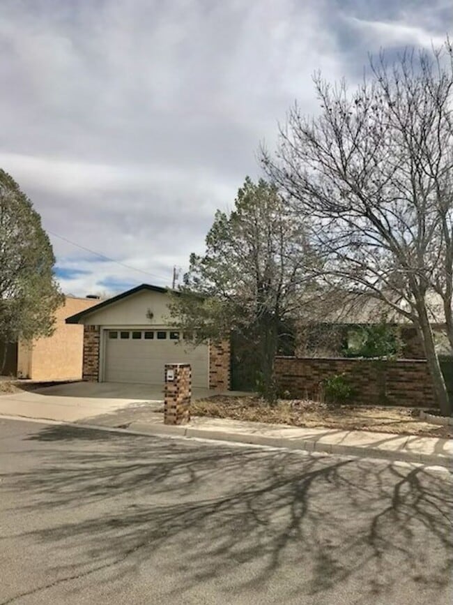 Building Photo - Garden home excellent condition