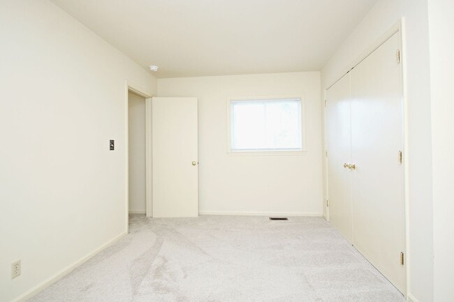 Building Photo - Student-Friendly Home, Minutes From The Da...