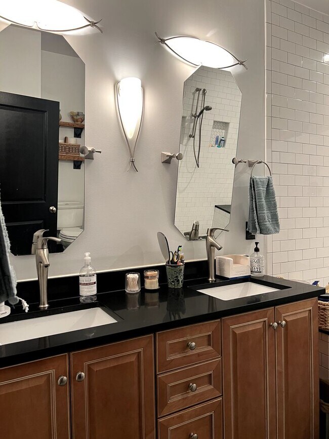 Building Photo - One-of-a-Kind 2BR Condo in Downtown Raleig...
