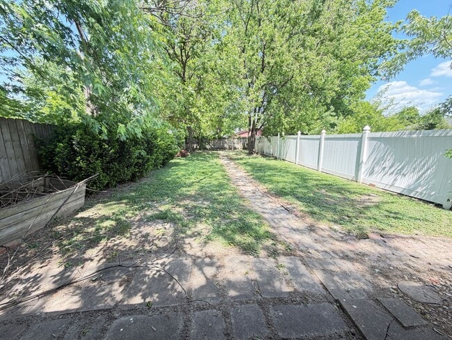 Building Photo - 1411 Sale Ave