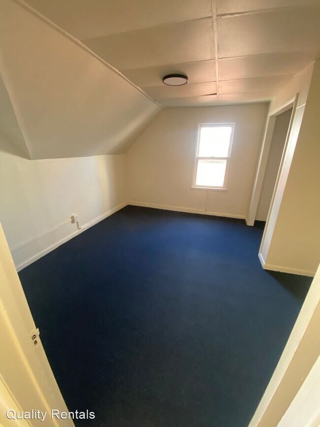 Building Photo - 3 br, 1 bath House - 1119 E 11TH