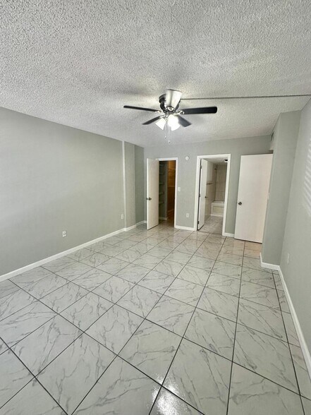 Building Photo - 4158 Inverrary Dr