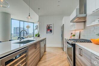 Building Photo - Effortless Luxury 1/1 in Downtown