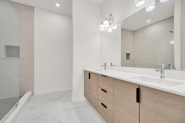 Building Photo - 407 Bella Sol Way