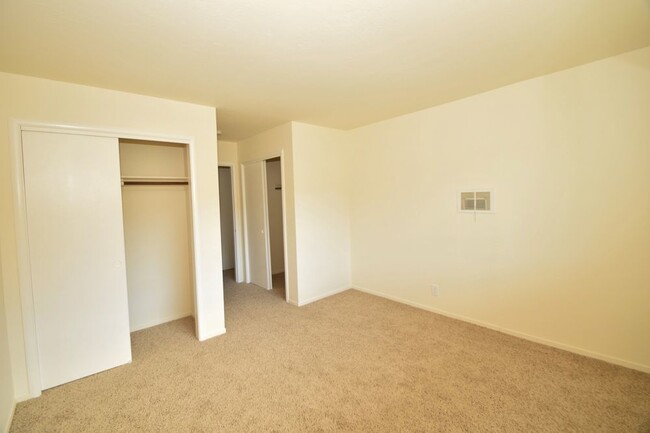 Building Photo - Comfortable Apt with Nice Upgrades in Quai...