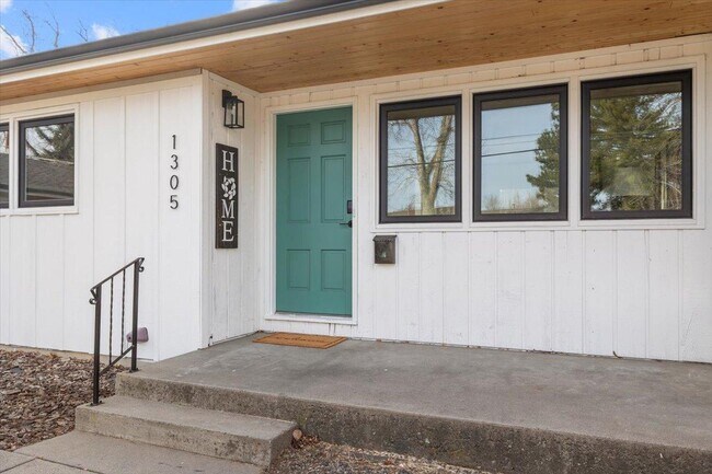 Building Photo - 1305 9th St W