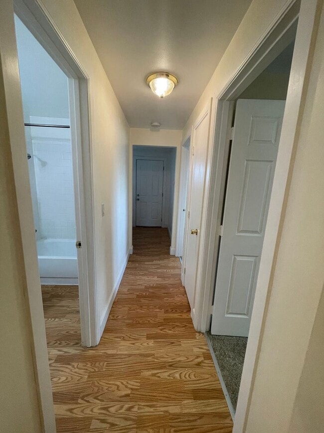 Building Photo - Cozy 2BD Duplex with carport!
