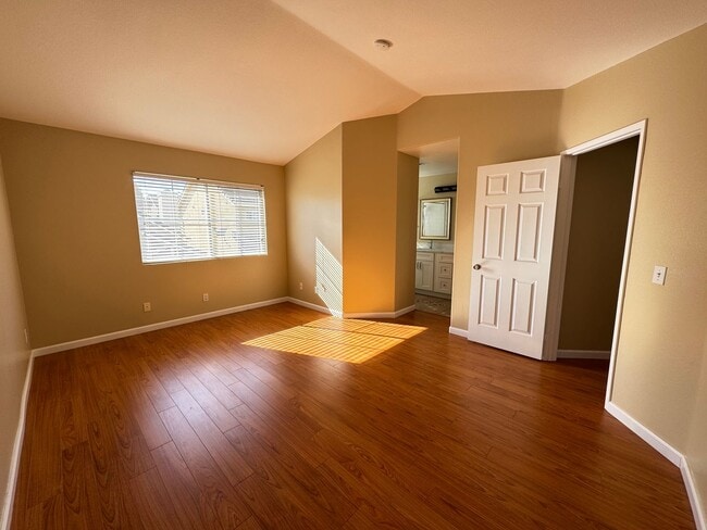 Building Photo - Immaculate 4Bd/2.5Ba Home with New Fridge, AC, Fenced Back Patio in Aliso Viejo!