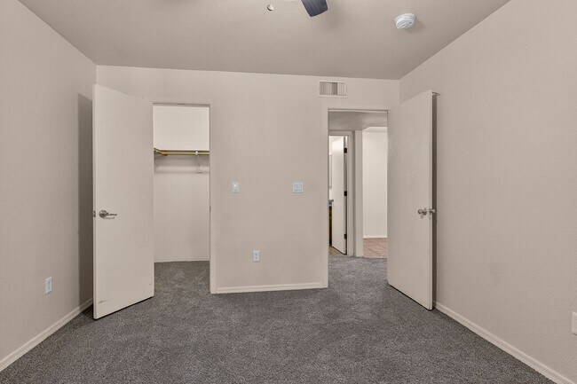 Building Photo - Move-In Ready 2-Bed Condo in The Arbors