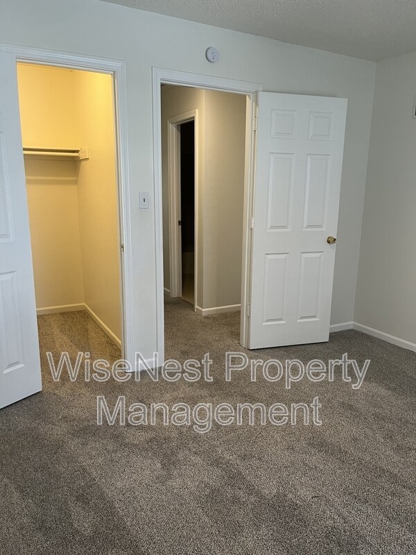 Building Photo - 514 SE Adobe Dr