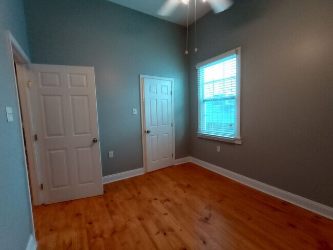 Building Photo - Single Family Home- 2 BR/2BA in Upper Mid-...