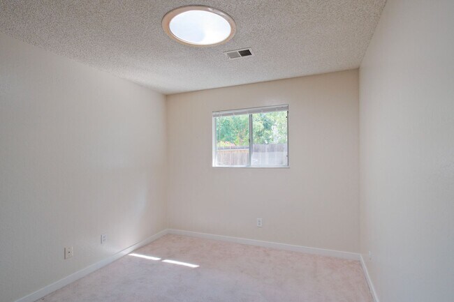 Building Photo - Gorgeous 3 Bedroom, 2 Bath home in great location