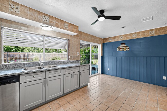 Building Photo - 1119 Pinecroft Dr