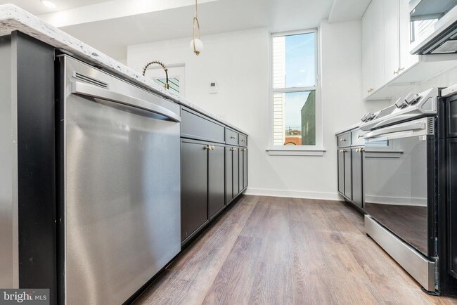 Building Photo - 608 S American St