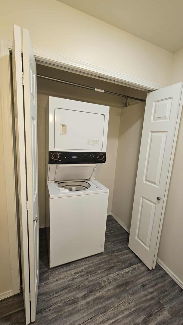 Building Photo - Fully Furnished Condo on Lake - This can b...